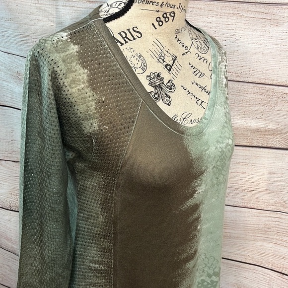 Cubism Top Relaxed V-neck Curved Hem Olive Green 3/4 Sleeves Size XS NWT - Picture 4 of 14